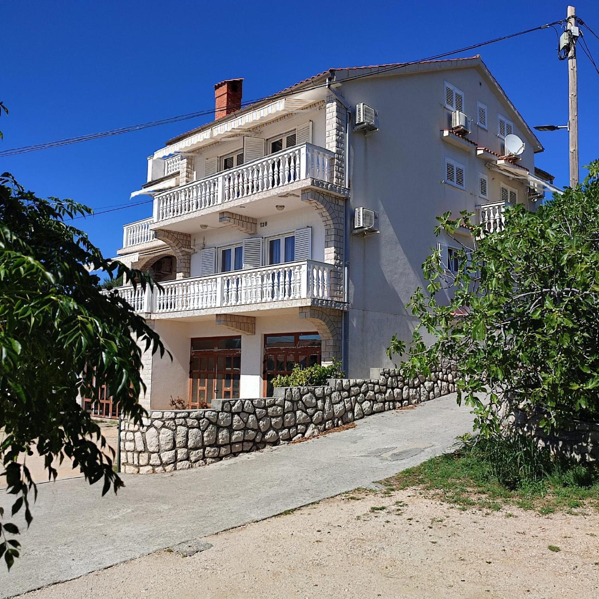 Apartments Vuksan 라브 외부 사진